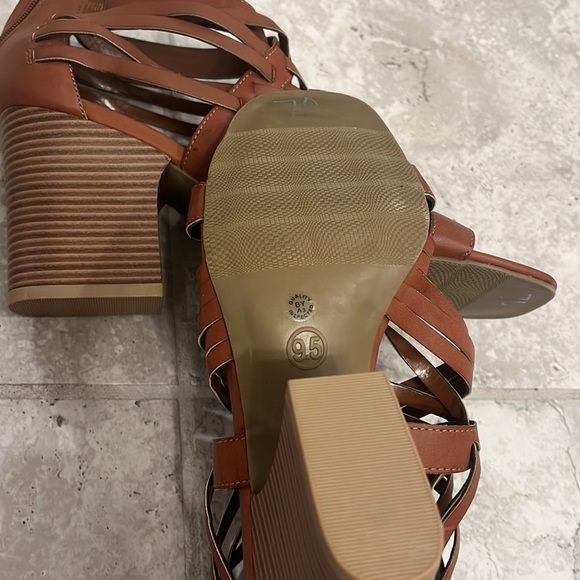 a.n.a. Sandals with heel in 9.5 - Picture 2 of 3